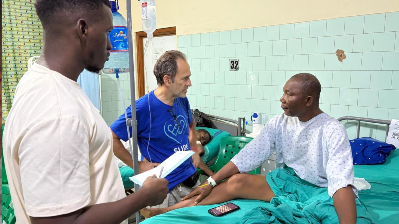 El equipo de urología de Vithas opera a decenas de personas sin recursos en África