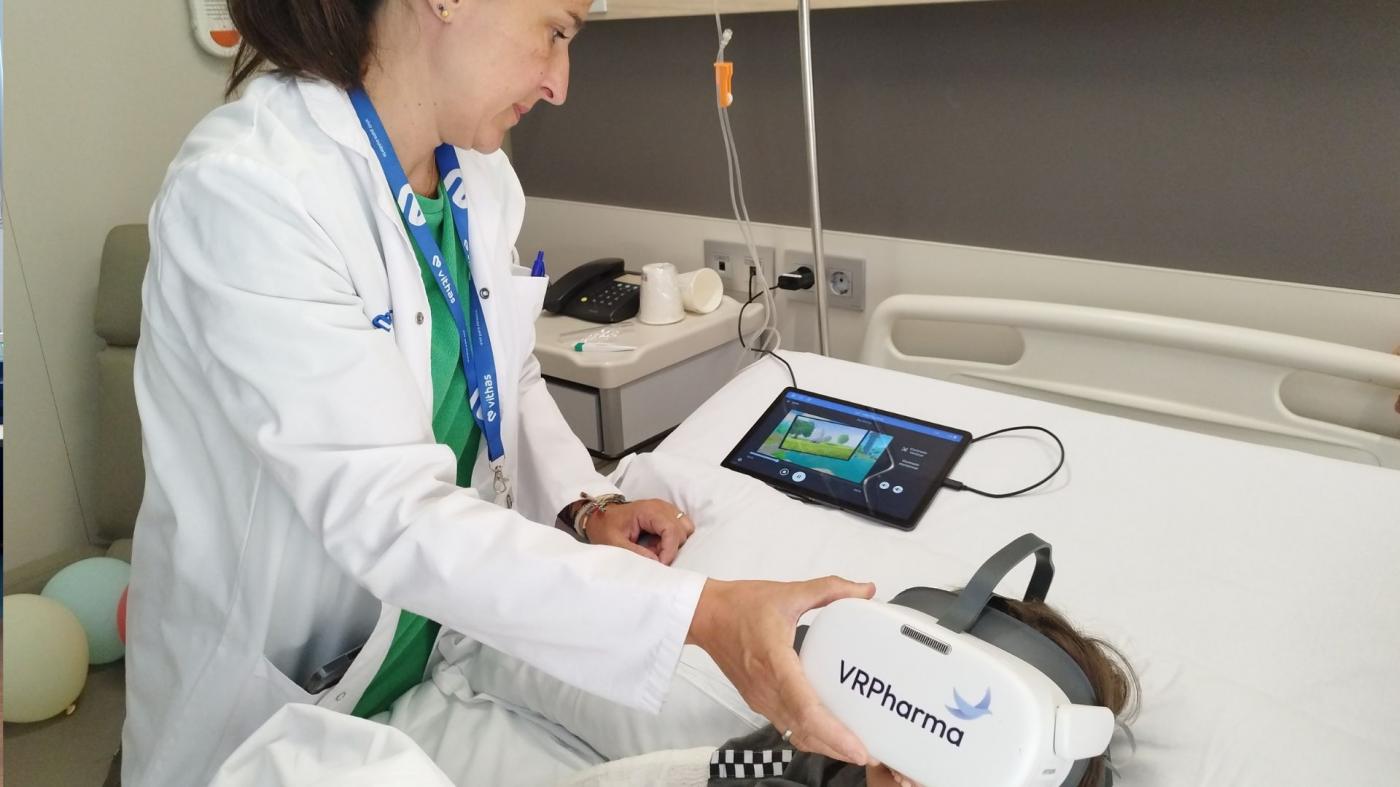 Vithas incorpora gafas de realidad virtual para disminuir el miedo en pediatría 