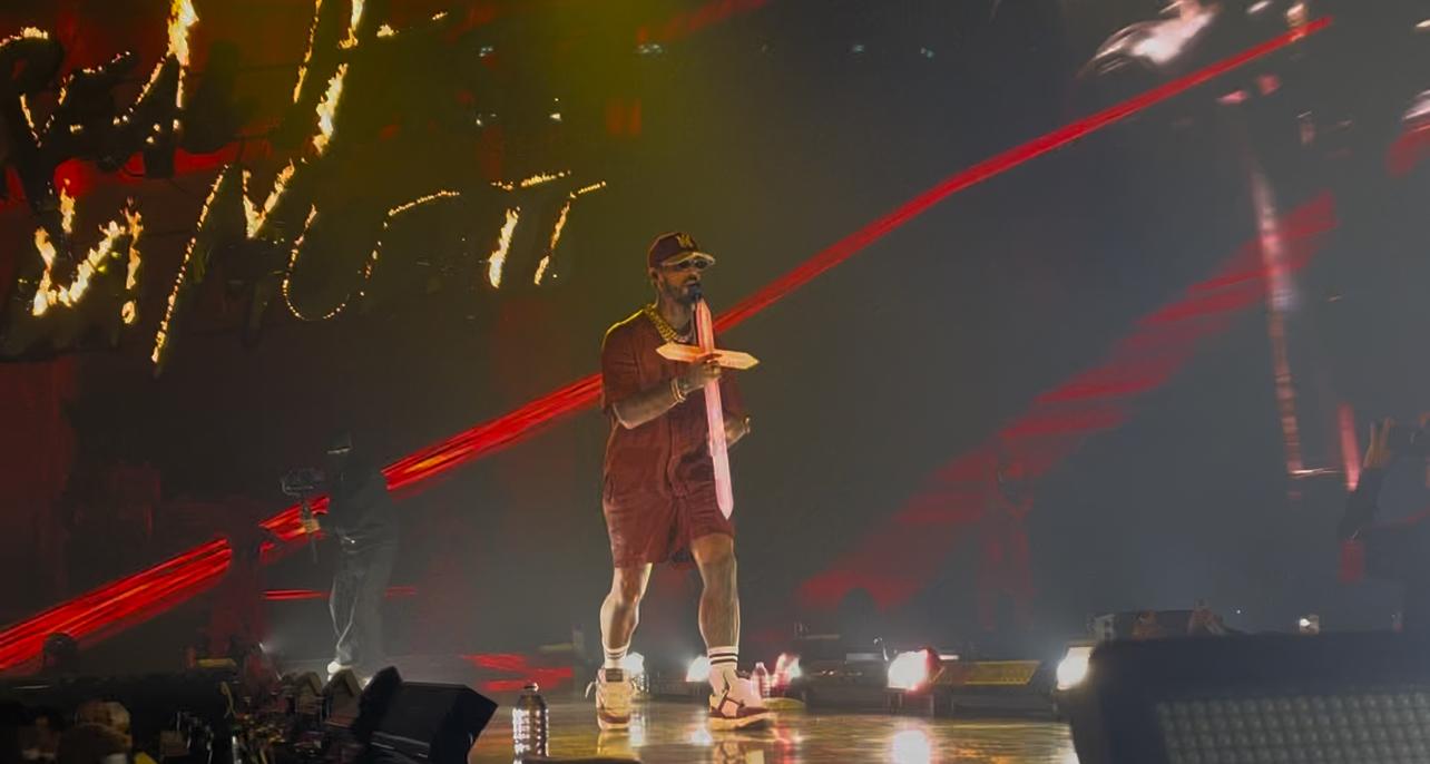 Anuel AA repasa los temas más destacados de su discografía en Roig Arena