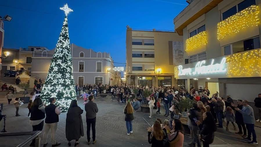Montserrat da la bienvenida a la Navidad con su tradicional encendido 