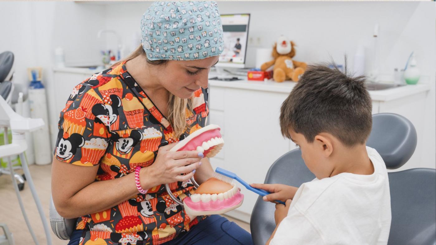Odontopediatría: cómo quitar el miedo al dentista en niños y garantizar una sonrisa sana