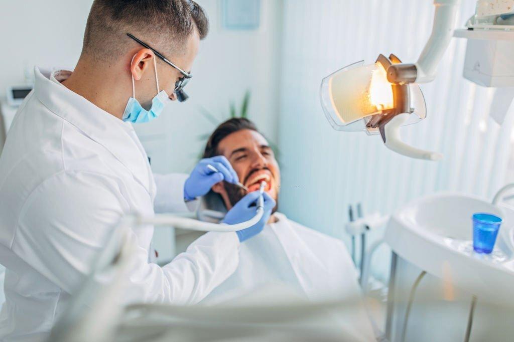 La implantología da un salto: dientes fijos en un solo día ya son una realidad