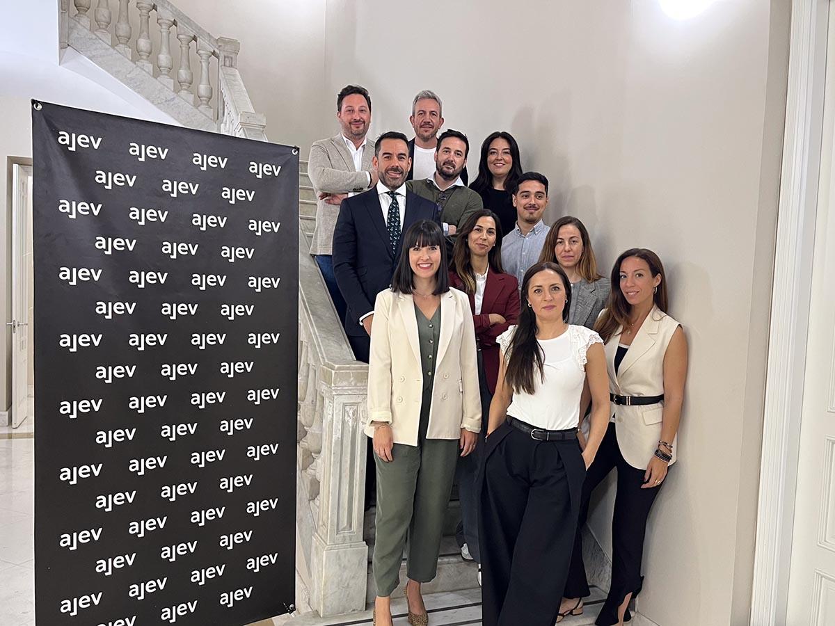 Paz Navarro, reelegida presidenta de AJEV: 