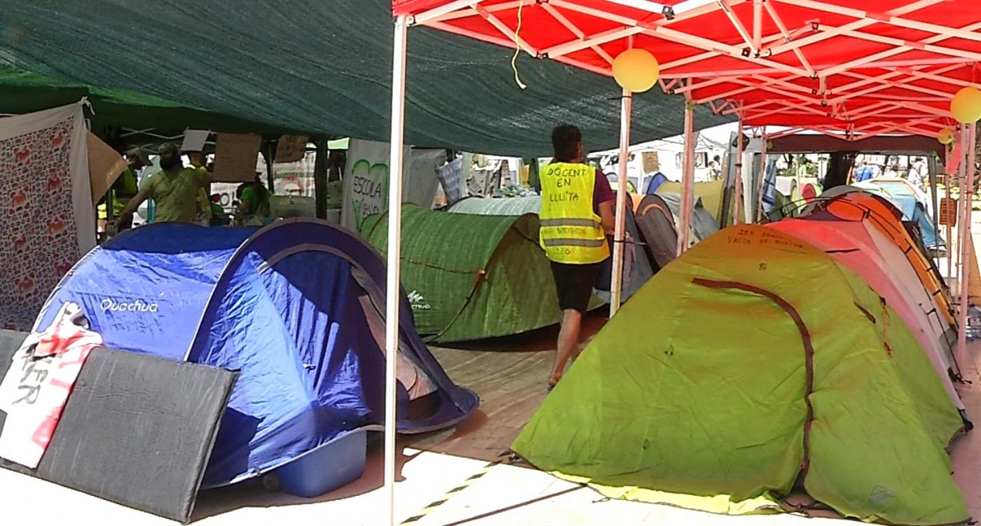 La acampada de docentes en la Plaza de la Virgen aviva el enfrentamiento político